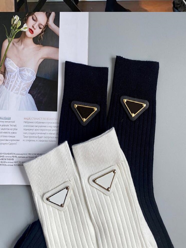 Unisex Europe Metal Triangle Label Men Women Classical Socks Designer Sock Cotton Sports Casual Girls Sexy Fashion Long Stocking Black White