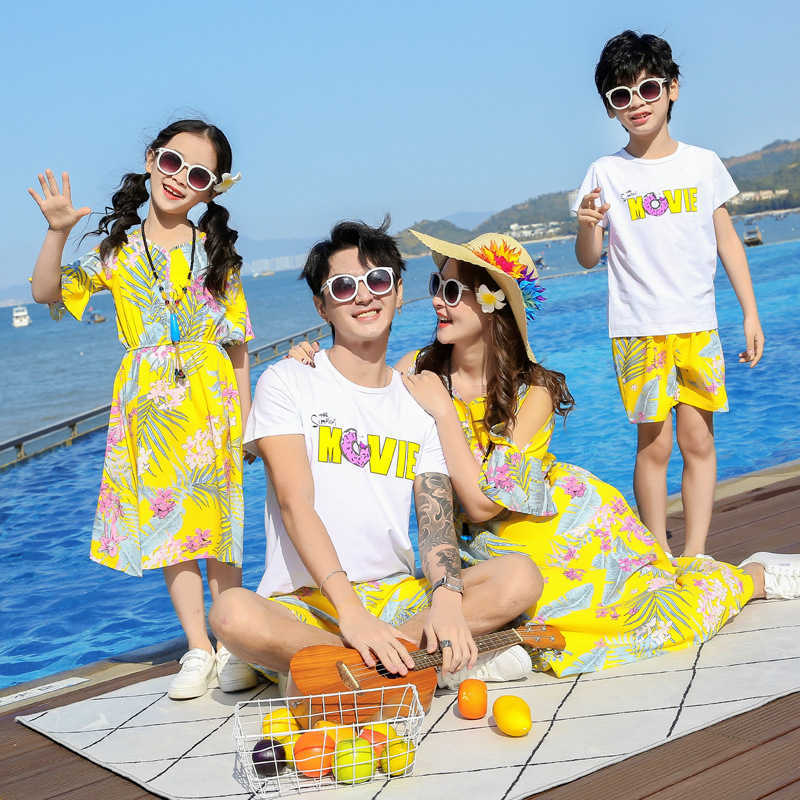 Family Matching Outfits Summer Beach Matching Family Clothes Mum Daughter Floral Dresses Dad Son Cotton T-shirts+Shorts Holiday Couple Outfits R230810