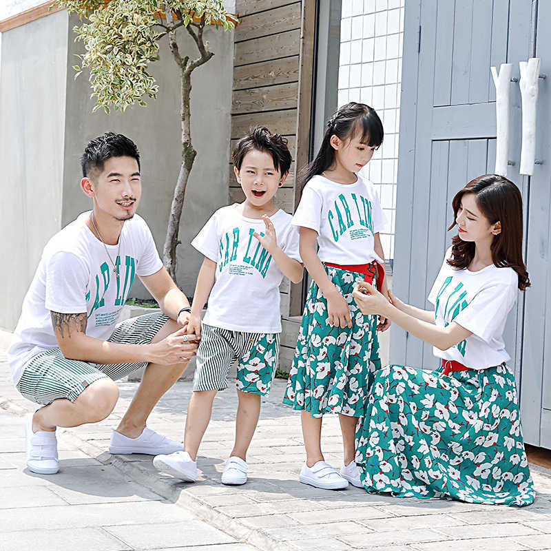 Family Matching Outfits Family Matching Clothes Summer Holiday Mother Daughter Floral Dress Dad Son Cotton T-shirt Pants Family Look Couple Outfits R2