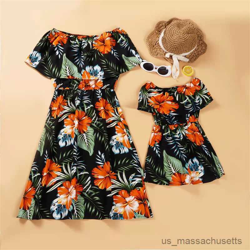 Family Matching Outfits Hawaii Family Matching Outfits Off-Shoulder Mother Daughter Dresses Flower Mommy and Me Clothes Father Son Shirts+Shorts R2308