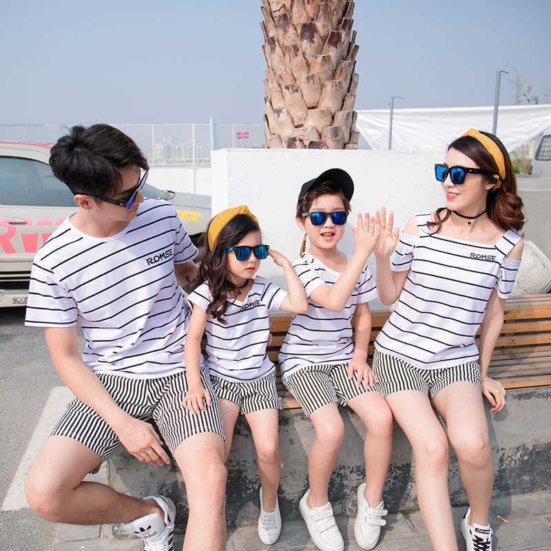 Family Matching Outfits Summer Matching Family Outfits Dad Mum Son Daughter Black White Striped T-shirt+Shorts Family Matching Clothes Couple R230810