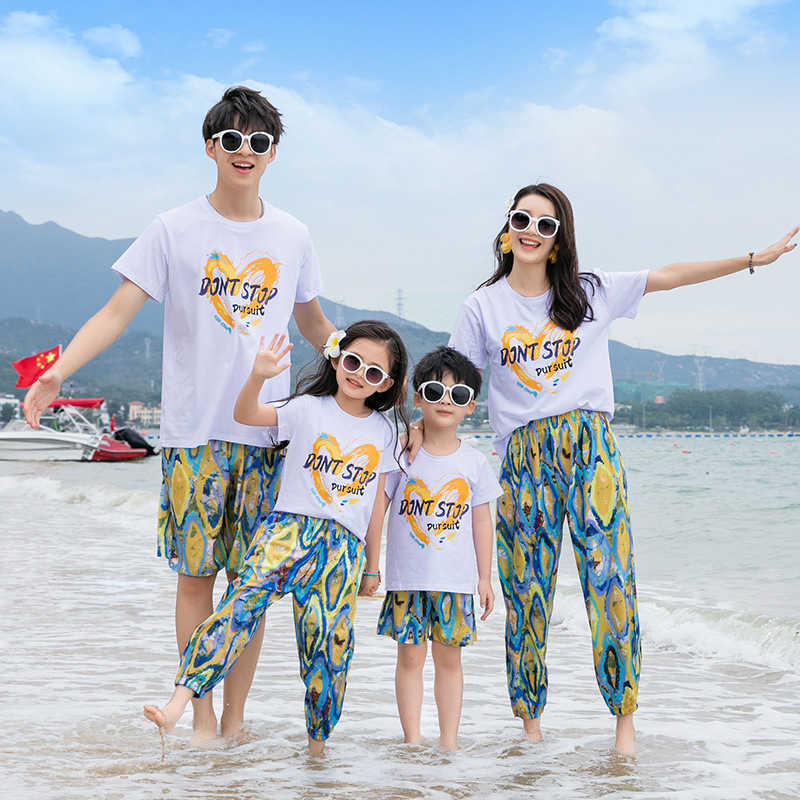 Family Matching Outfits Summer Beach Family Matching Outfits Mum Daughter Dad Son T-shirt+Shorts Holiday Couple Lovers Clothing R230810