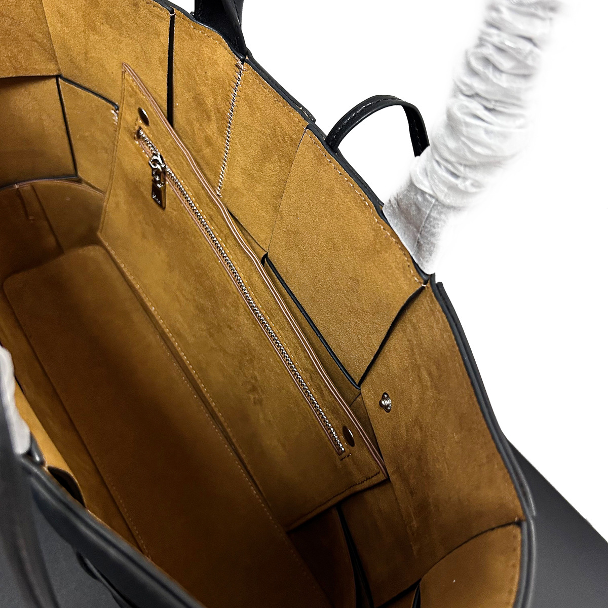 Arco's 2023 Petite Tote Collection: Knitting A Blend of Vintage Inspiration and Contemporary Elegance in Genuine Leather Caramel green