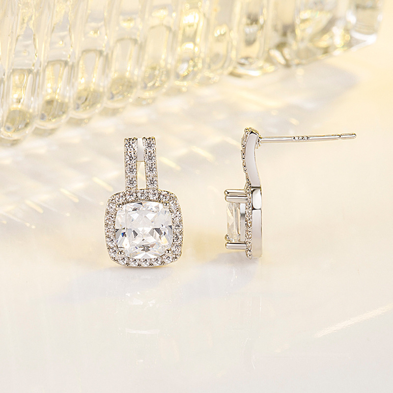 Women's Round Diamond-Cut Cubic Zirconia Stud Earrings with Shiny Crystals - Gold & Platinum Finish for Weddings