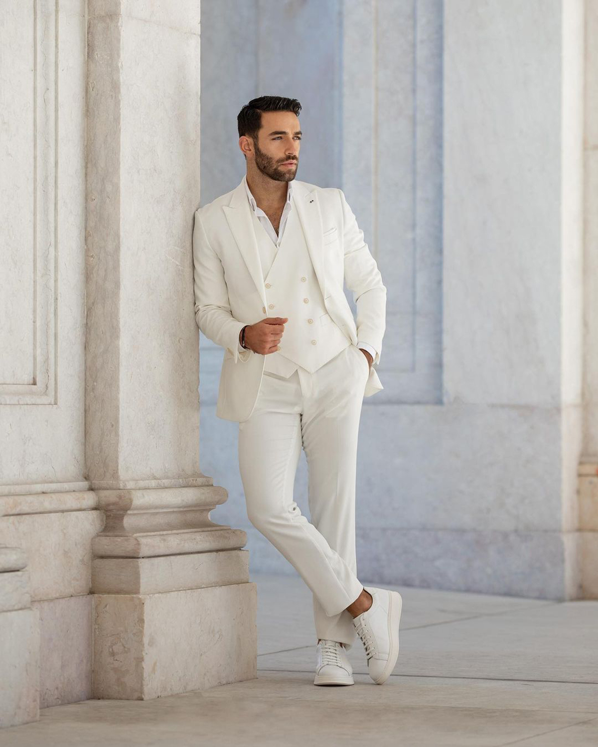 Elegant Men Wedding Suits Peaked Lapel Tuxedos Designer Groom Wear Slim Fit Business 3 Pcs Coat Pants Vest Custom Made