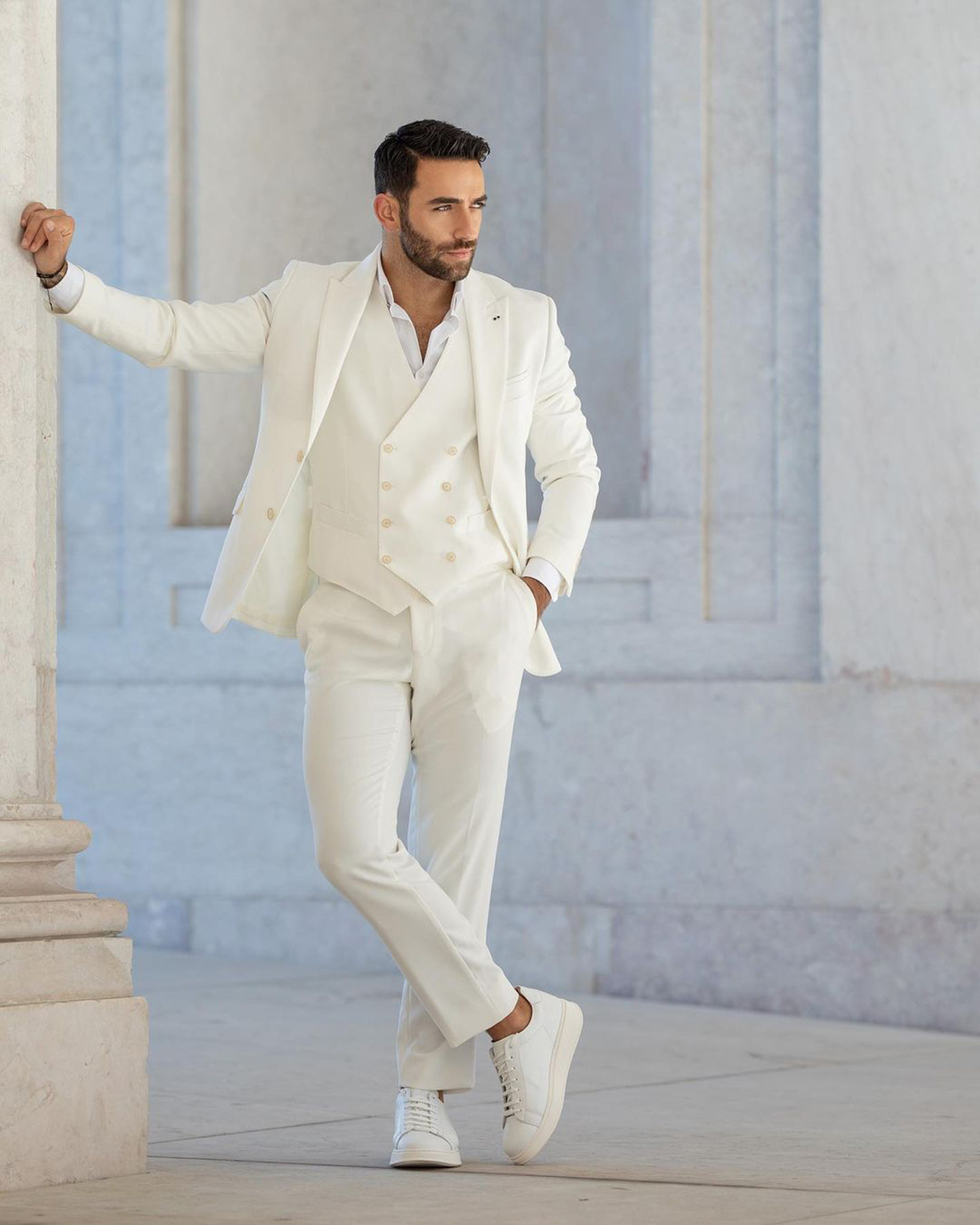Elegant Men Wedding Suits Peaked Lapel Tuxedos Designer Groom Wear Slim Fit Business 3 Pcs Coat Pants Vest Custom Made