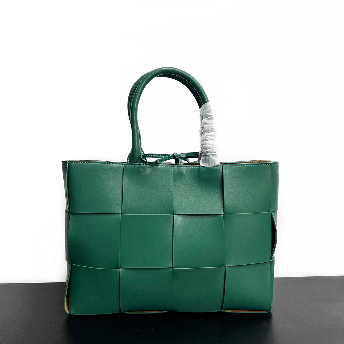 Arco's 2023 Petite Tote Collection: Knitting A Blend of Vintage Inspiration and Contemporary Elegance in Genuine Leather Caramel green