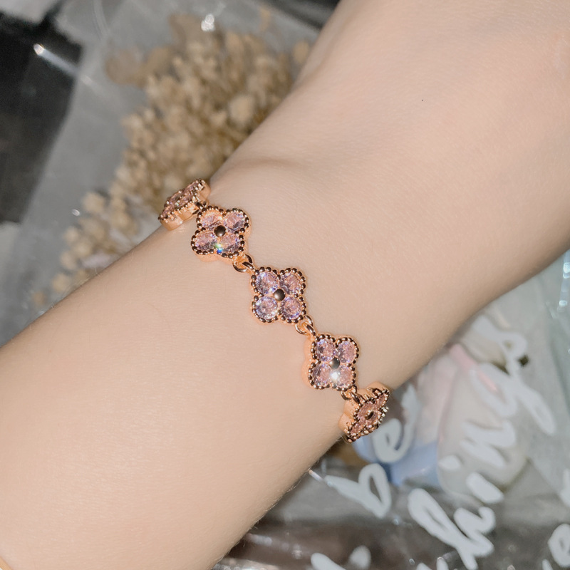 Designer Charm Bracelets Elegant Brilliant Zircon Bracelet For Women Sweet Cubic Zirconia Clover wer Female Wedding Jewelry ZK40 230814