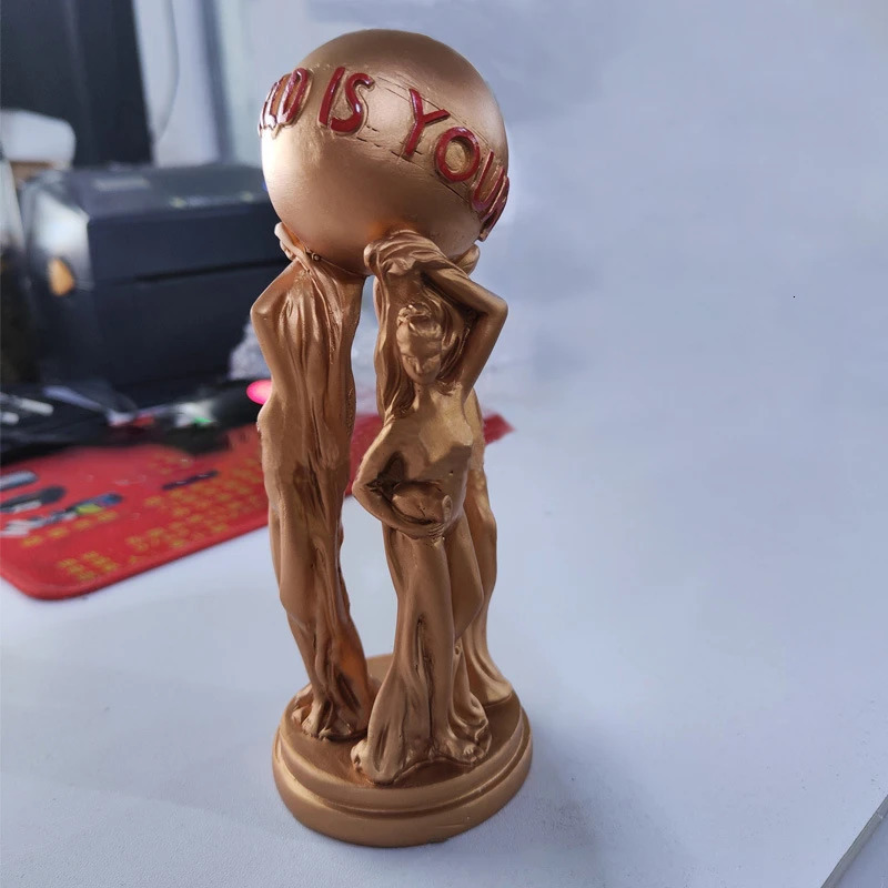 Decorative Objects Figurines The World Is Yours Statue Resin Champion Sculpture Trophy Office Home Decor for Birthdays Graduations HouseWarming 230815