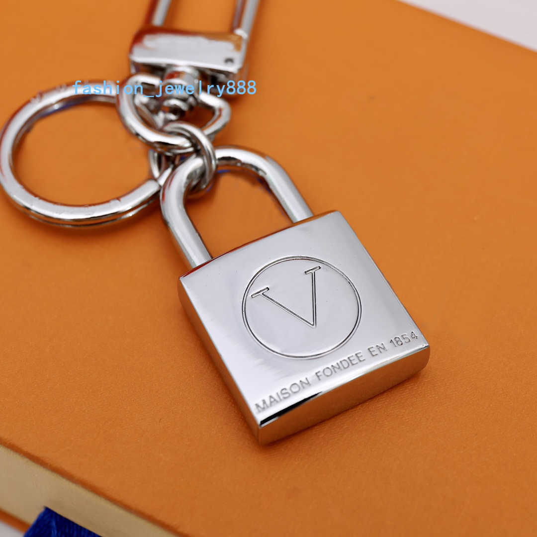 Fashion Keychain Luxury Designer Silver Gold Metal Key Buckle Classic Letter Lock Pendant High Quality Keychains Bag Keys Ornaments