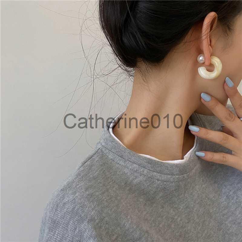 Charm AENSOA Trendy White Brown Acrylic C Shaped Pearl Hoop Earrings For Women Geometric Round Circle Earrings Statement Jewelry 2023 J230817