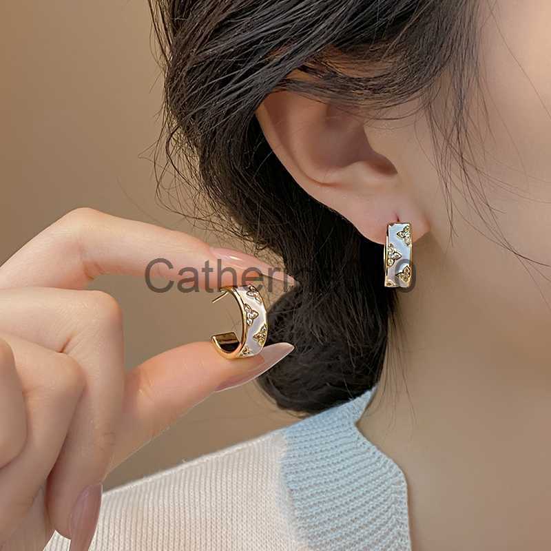 Charm French Vintage Zircon Flower White Enamel C-shaped Gold Color Earrings For Womens with Advanced New Fashion Jewelry Accessories J230817