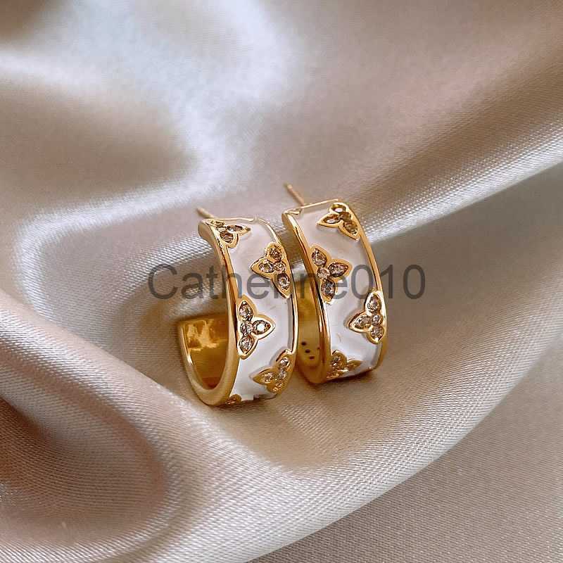 Charm French Vintage Zircon Flower White Enamel C-shaped Gold Color Earrings For Womens with Advanced New Fashion Jewelry Accessories J230817