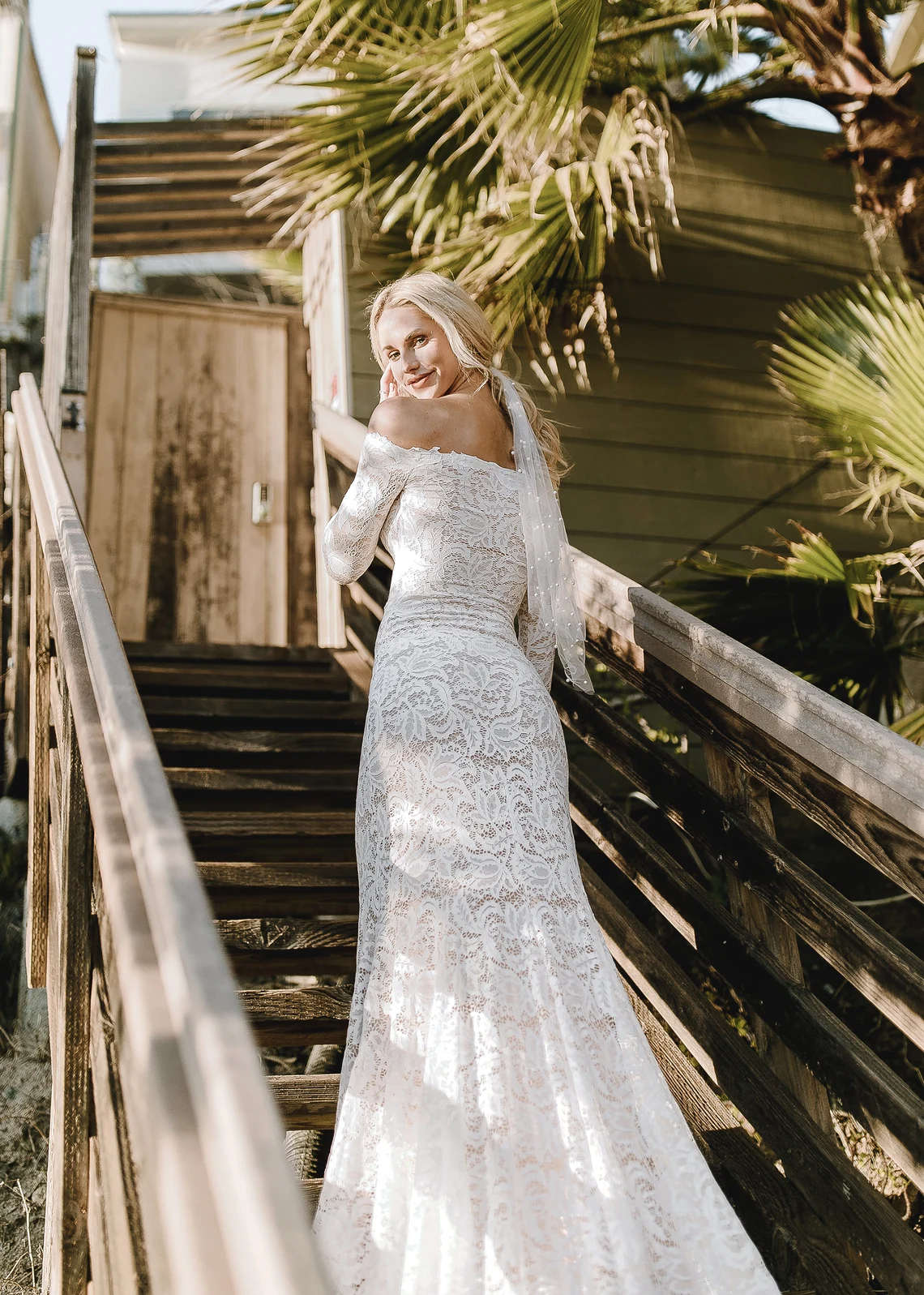 Bateau Neck Ivory Lace Mermaid Wedding Dresses Long Sleeves Country Bridal Gowns Champagne Lining Slim Fitted Court Train Boho Bride Wear