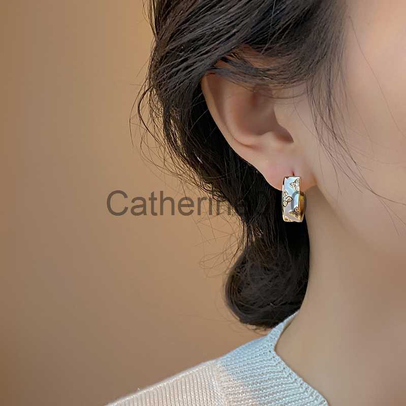 Charm French Vintage Zircon Flower White Enamel C-shaped Gold Color Earrings For Womens with Advanced New Fashion Jewelry Accessories J230817
