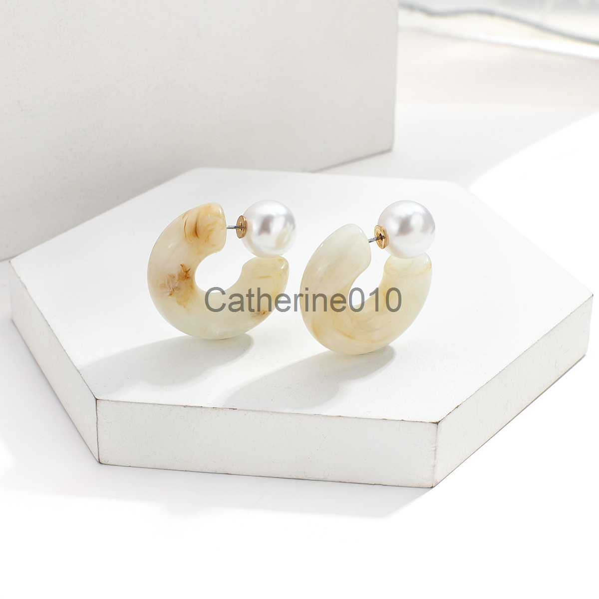 Charm AENSOA Trendy White Brown Acrylic C Shaped Pearl Hoop Earrings For Women Geometric Round Circle Earrings Statement Jewelry 2023 J230817