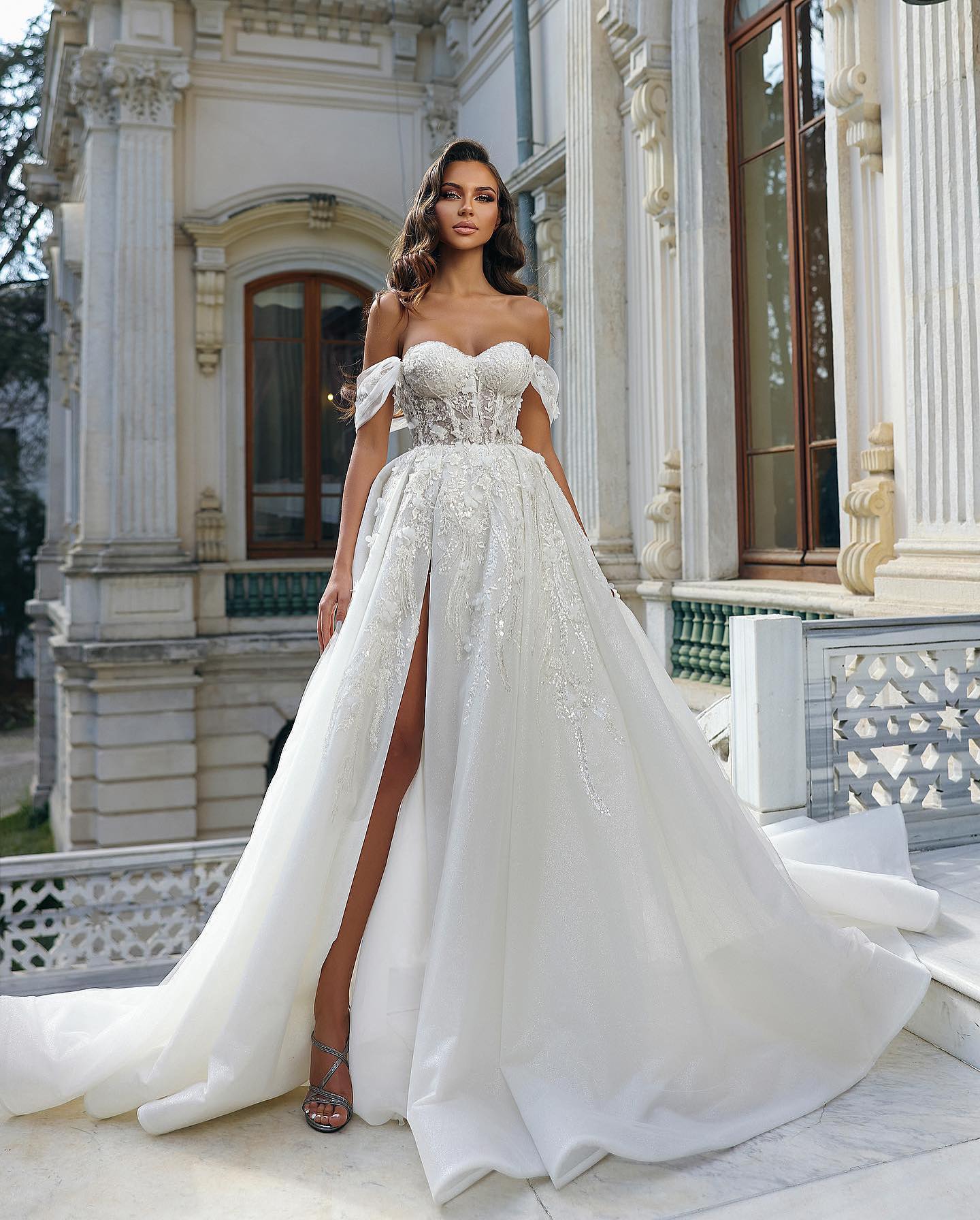 Vintage A-Line Off-Shoulder Lace Wedding Dress With Sequins Appliques And Split For Bride