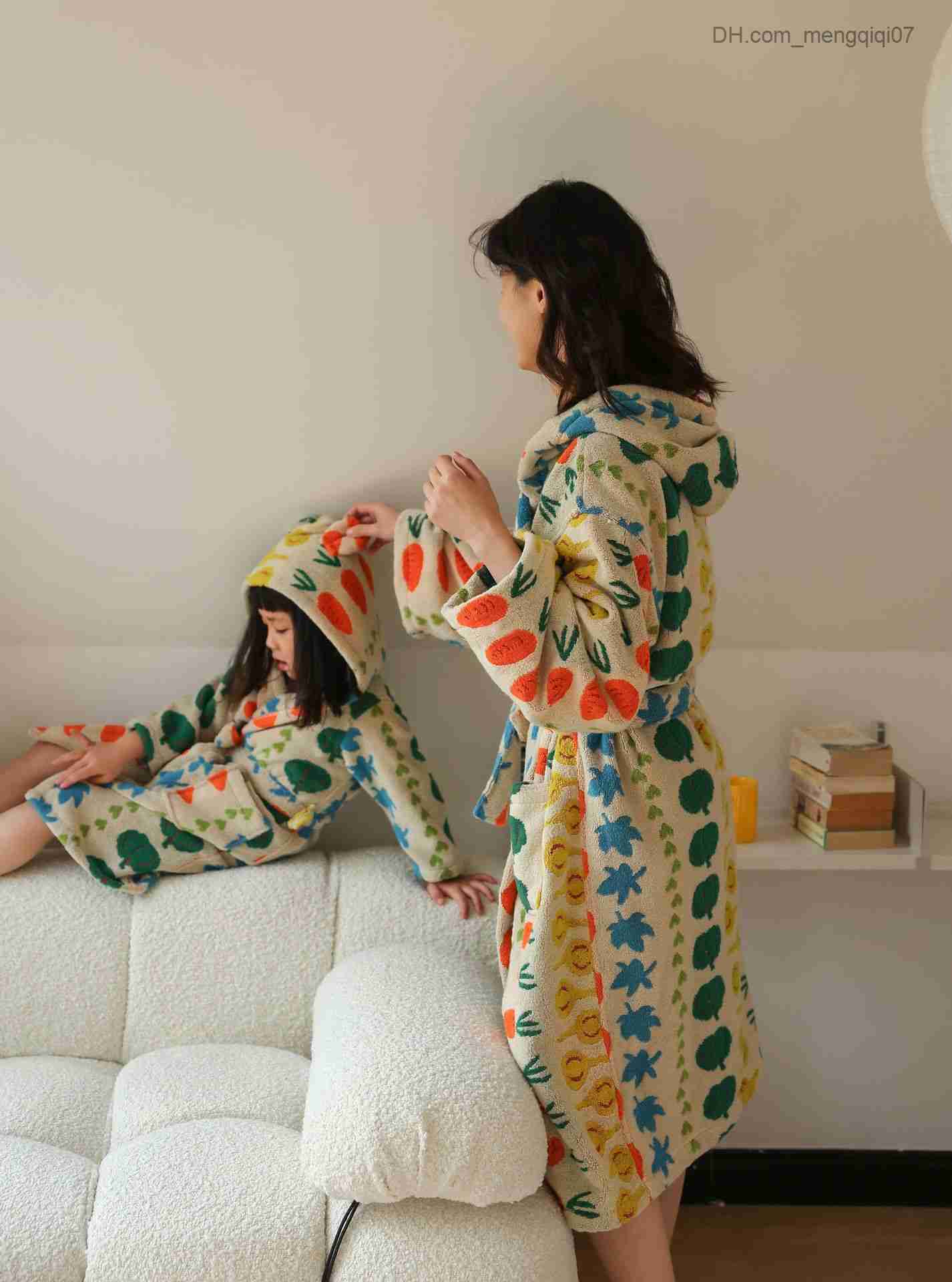 Towels Robes Cute vegetable pattern cotton robe towel Soft children's bathroom hoodie Long sleeved kimono pajama jacket Bath blanket towel Z23081