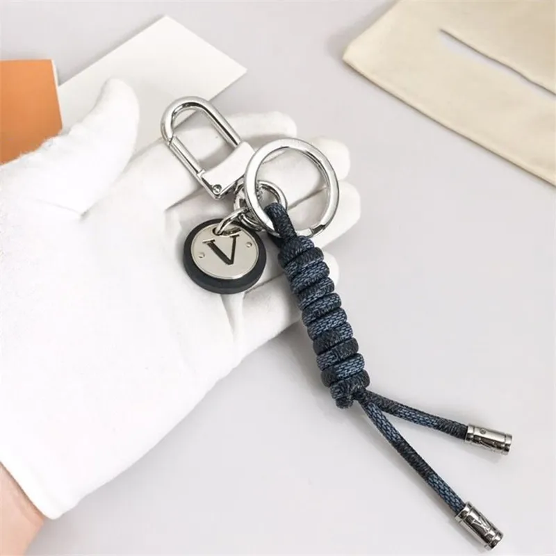 Designer Keychain Fashion Lovers Car Key Buckle Luxury Mens Leather Handmade Carabiner Keychains for Womens Bags Pendant Keyrings Letter 238182D