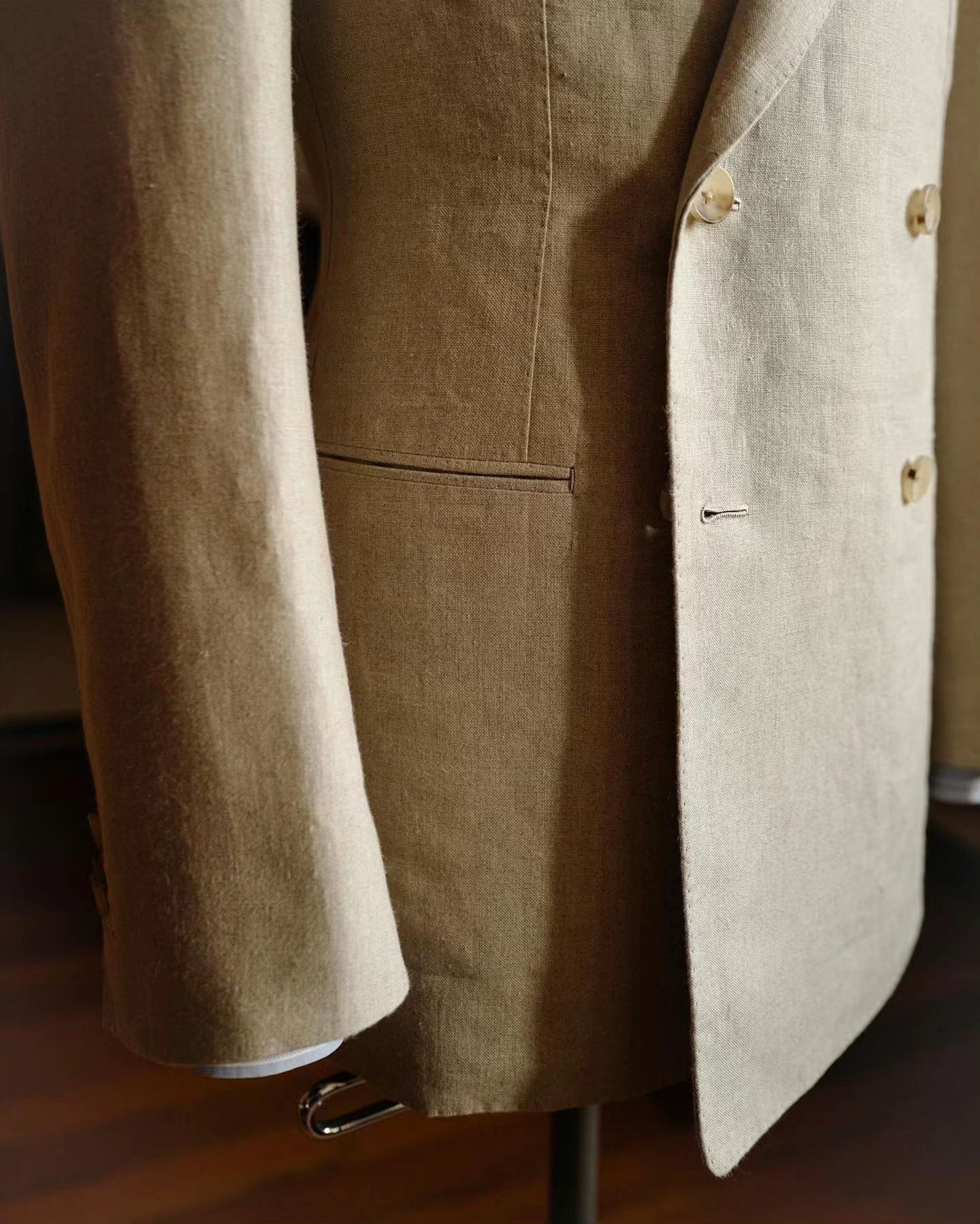 Classic Men's Suits Blazer Solid Color Tuxedos Double Breasted Groom Wear For Wedding Peaked Lapel Coat Customize Only Jacket