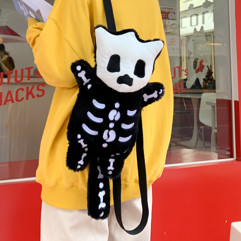 Backpacks Skull Plush Backpack Gothic Water Bottle Bag Goth Doll Backpack Female Winter Furry Bag Skull Shape Bag Skeleton Birthday Gift 230818