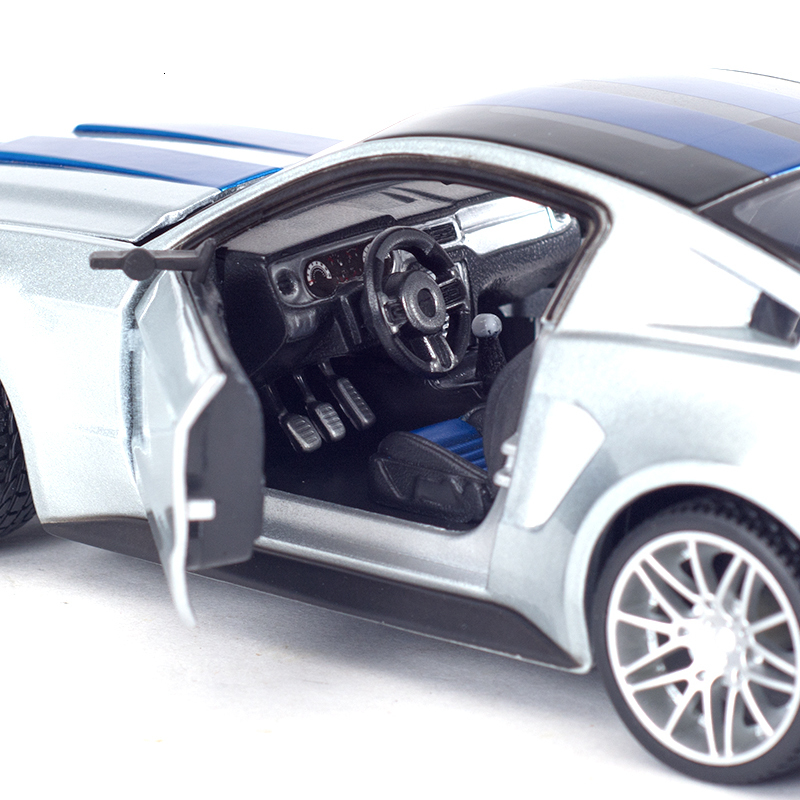 Diecast Model Maisto 1 24 2014 Ford Mustang Street Racer Sports Car Static Die Cast Vehicles Collectible Toys 230818