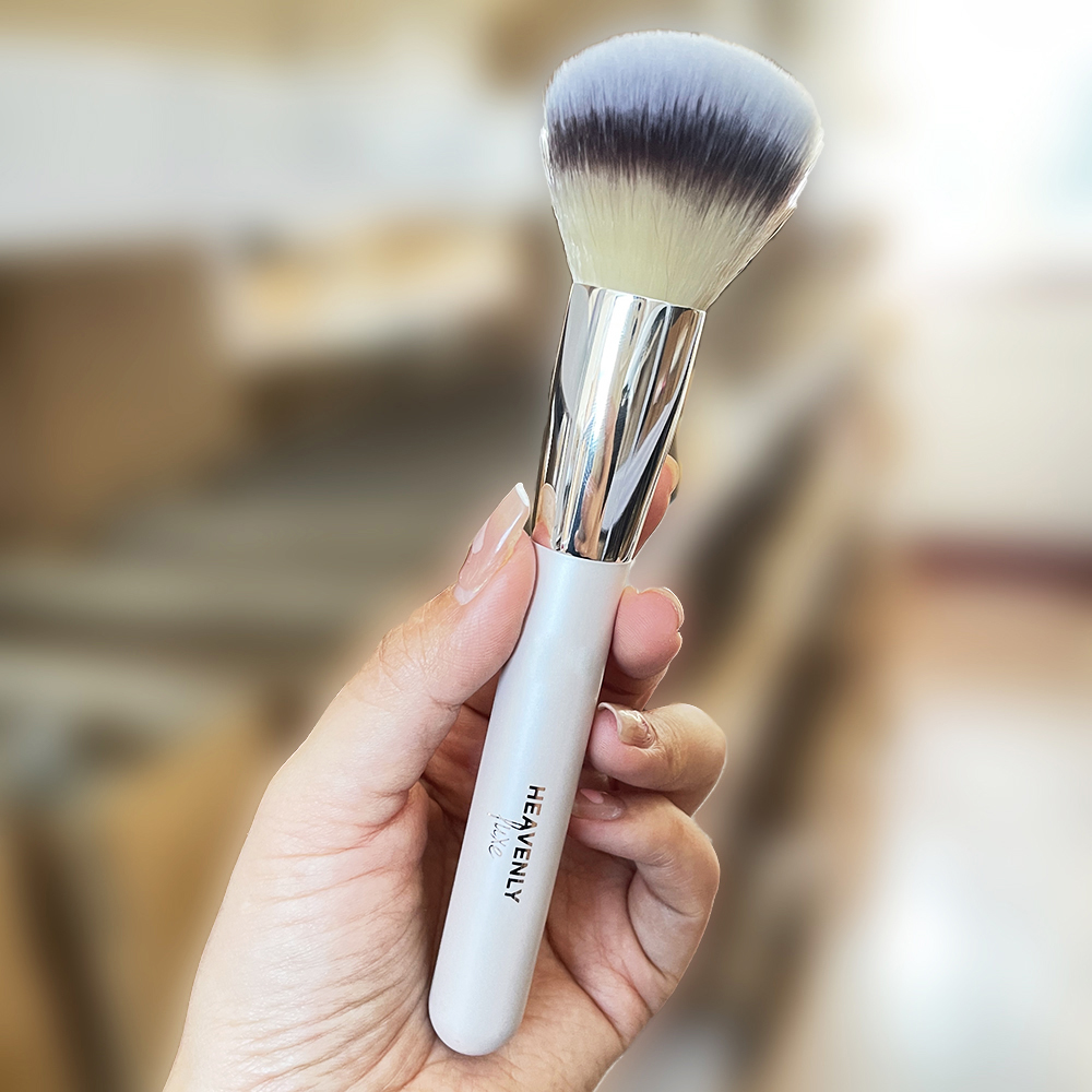 HEAVENLY LUXE BUFFING FOUNDATION MAKEUP BRUSH - Round Ultra-plush Synthetic Bristle Powder Cosmetic Brush for Liquids Creams z2505274YLP