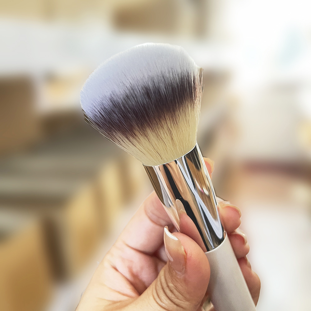 HEAVENLY LUXE BUFFING FOUNDATION MAKEUP BRUSH - Round Ultra-plush Synthetic Bristle Powder Cosmetic Brush for Liquids Creams z2505274YLP