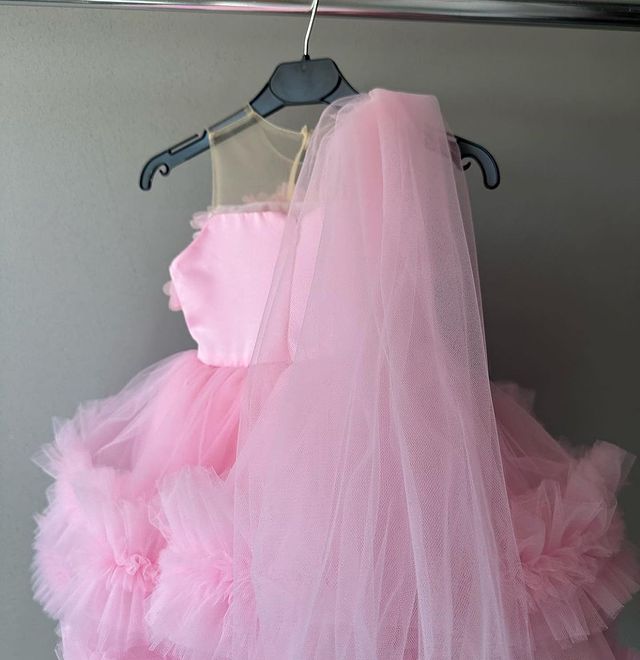 2023 Pink Sheer Neck Flower Girl Dresses Ball Gown Tulle Tiers Beaded Vintage Lit tle Girl Peageant Dress Gowns ZJ405