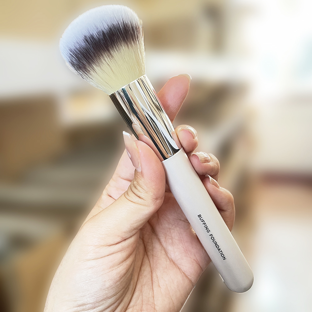 HEAVENLY LUXE BUFFING FOUNDATION MAKEUP BRUSH - Round Ultra-plush Synthetic Bristle Powder Cosmetic Brush for Liquids Creams z2505274YLP