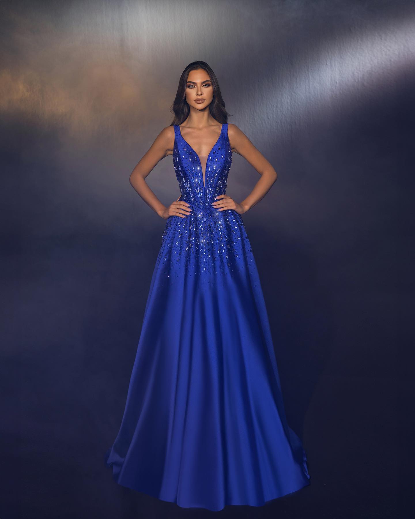 Royal Blue A Line Evening Dresses V Neck Crystal Beads Party Prom Pleats Ruffle Formal Long Red Carpet Dress For Special Ocn
