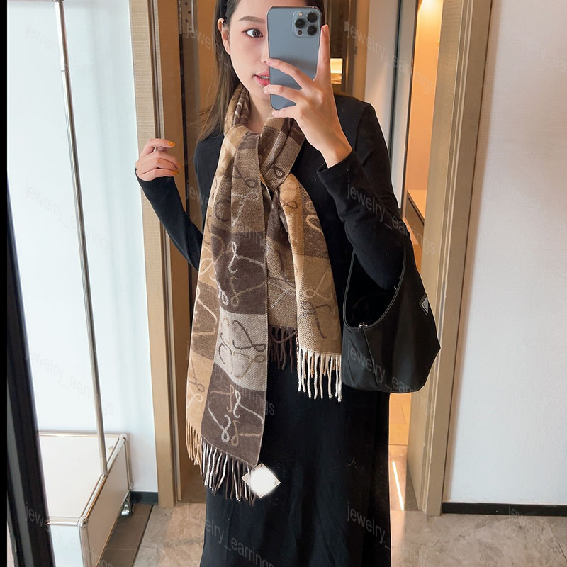 Winter Khaki Grid Scarf Designers Long Shawls Women Cashmere Scarfs Tassels L Scarves for Mens Soft Touch Warm Wraps with Tags Luxury Beanie Blue Accessories