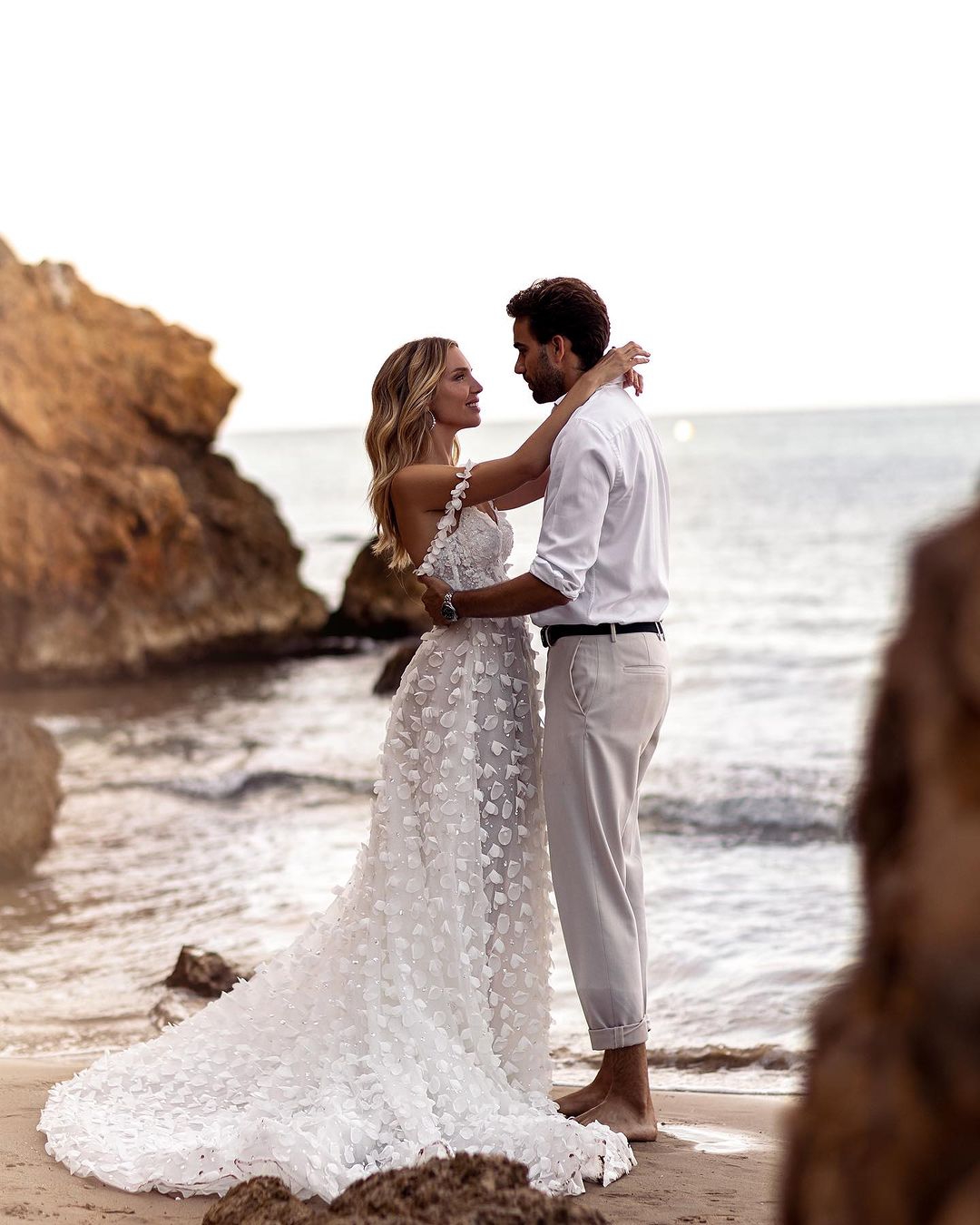 A Line Beach Wedding Dress Sexy Off Shoulder D Flowers Bridal Gowns Custom Made Beads Plus Size Side Split Bride Dresses Es