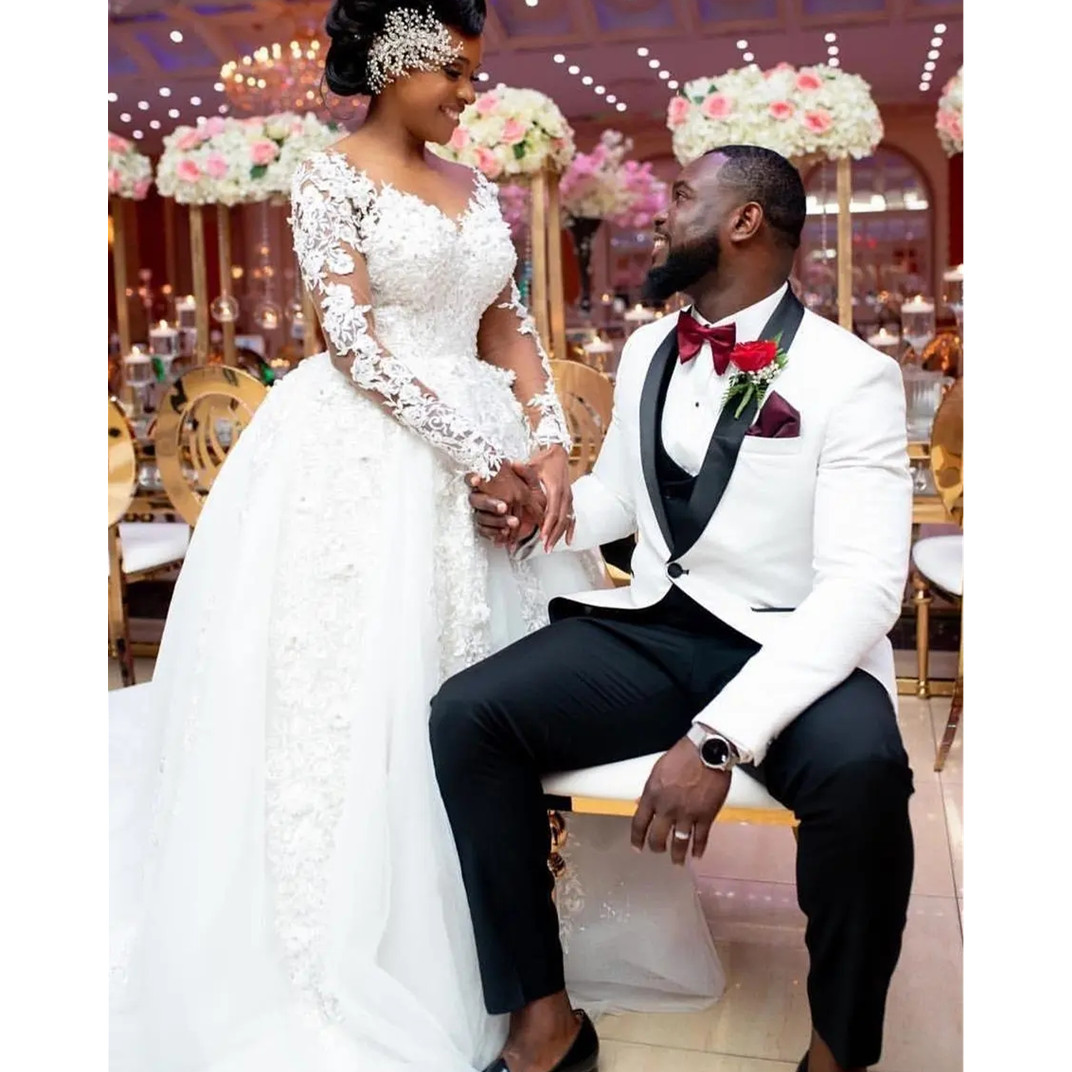 Vintage African 3D Floral Lace Wedding Dresses 2023 Illusion Long Sleeve Appliques Bridal Gowns Chapel Train Robe De Mariee