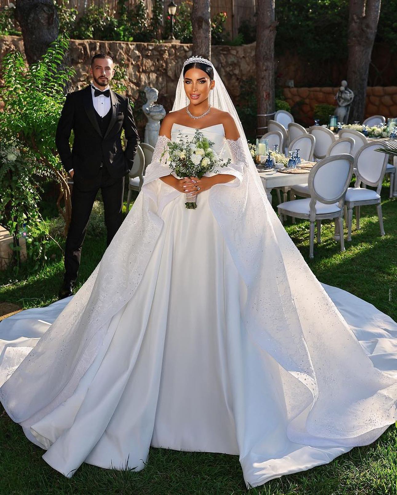 Elegant Strapless Lace Ball Gown Wedding Dress With Puff Sleeves
