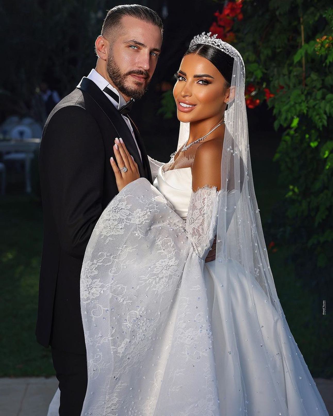 Elegant Strapless Lace Ball Gown Wedding Dress With Puff Sleeves