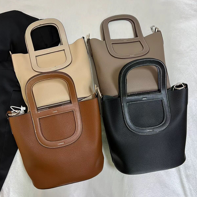 Luxurys Designer bucket bag Womens men Large capacity tote bags classic shoulder Lady wallet buckets Pig snout black handbag Crossbody bags purses
