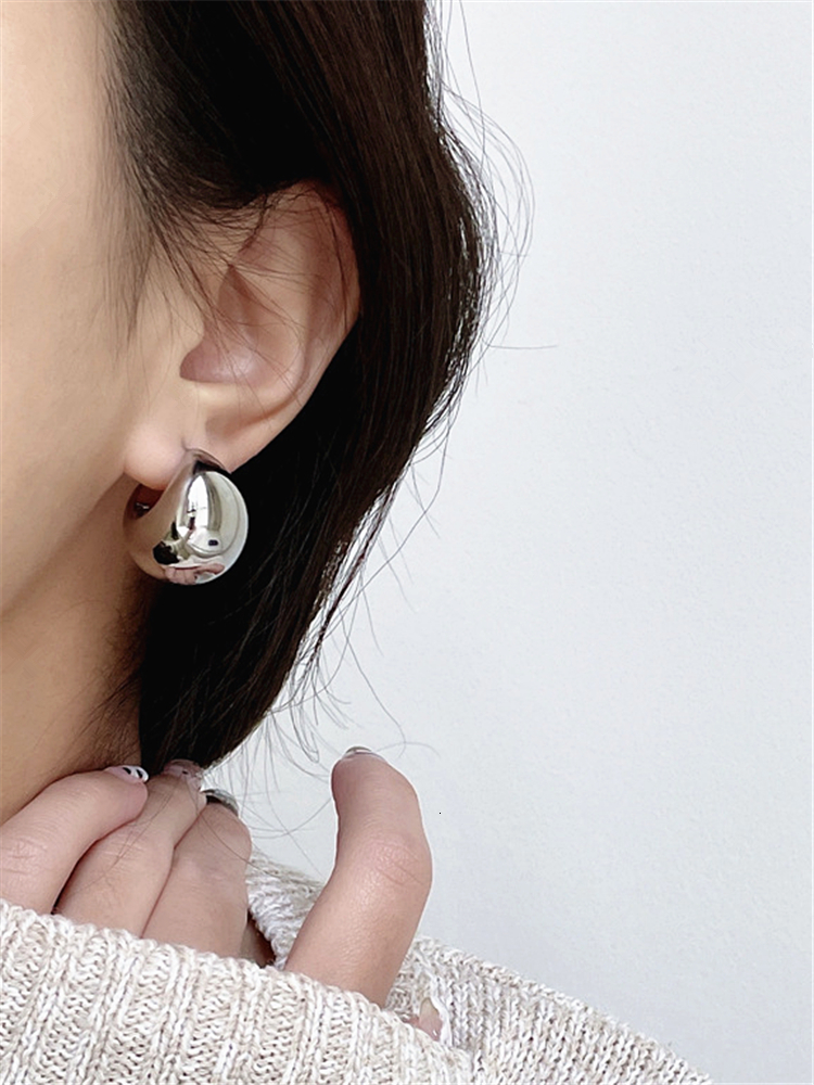 Charm HUANZHI Golden Color Ball Earrings SemiCircle Thick CShaped Hollow Minimalist Retro Irregular Orb Studs Chic for Women Jewelry 230823