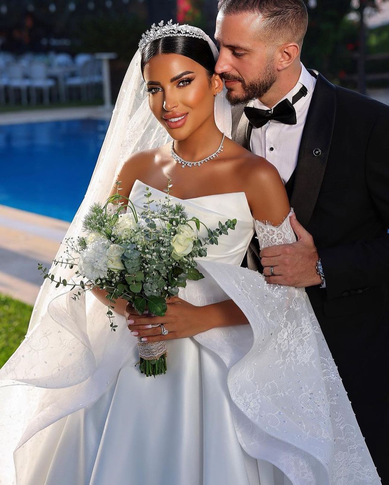 Elegant Strapless Lace Ball Gown Wedding Dress With Puff Sleeves
