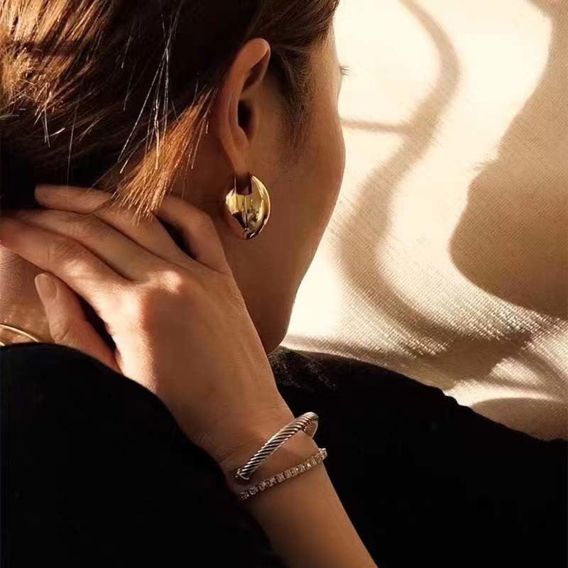 Charm Fashion Metal Smooth Big Oval Stud Earrings for Women Exaggerated Hollow Ball Geometric Ear Buckle Earring Jewelry Gift 230823