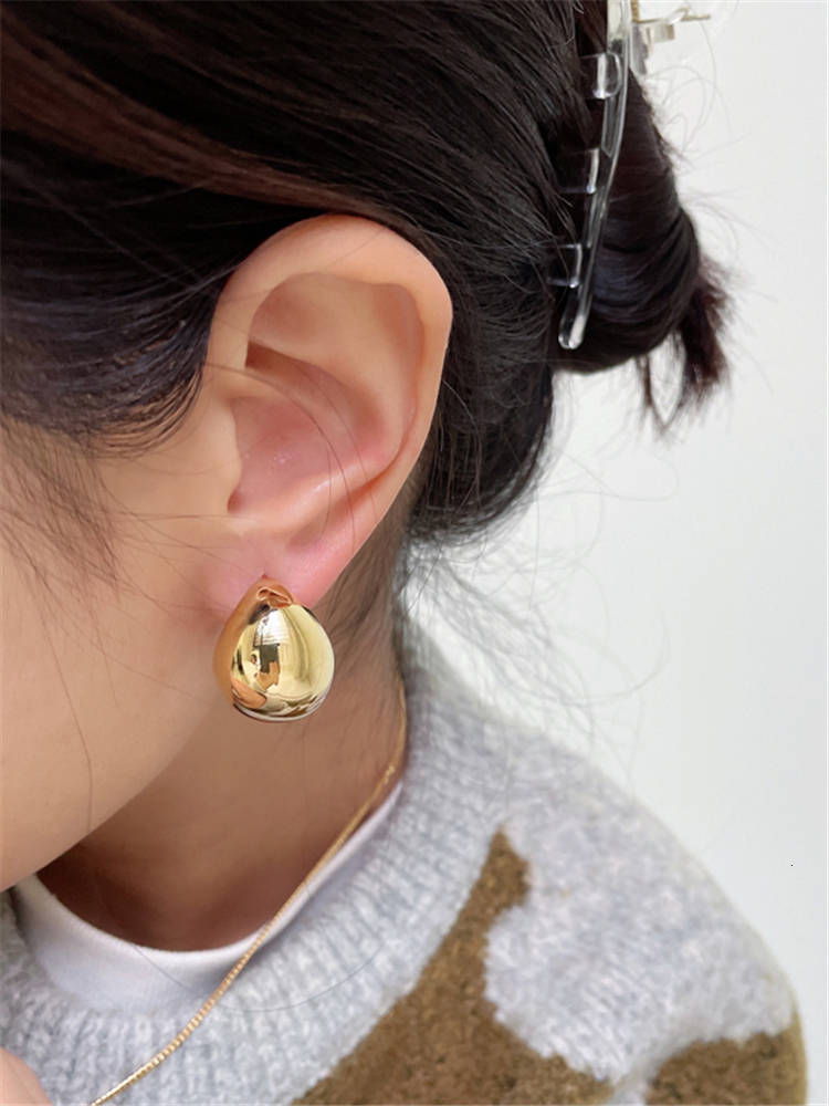 Charm HUANZHI Golden Color Ball Earrings SemiCircle Thick CShaped Hollow Minimalist Retro Irregular Orb Studs Chic for Women Jewelry 230823
