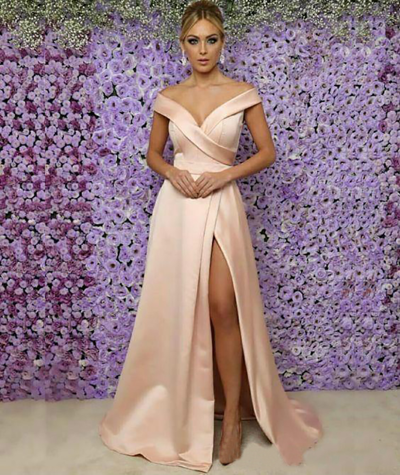 2023 Sexy Blush Pink A-Line Mother Of The Bridesmaid Dresses Off Shoulder V-Neck Satin High Front Split Floor Length Wedding Guest Evening Gowns