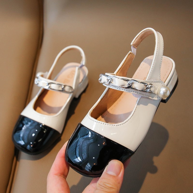 Flat shoes Girls Sandals Black Toe Slip on Shoes Kids Princess Patent Leather Slingbacks Chain Mary Janes Summer Children 356R 230823