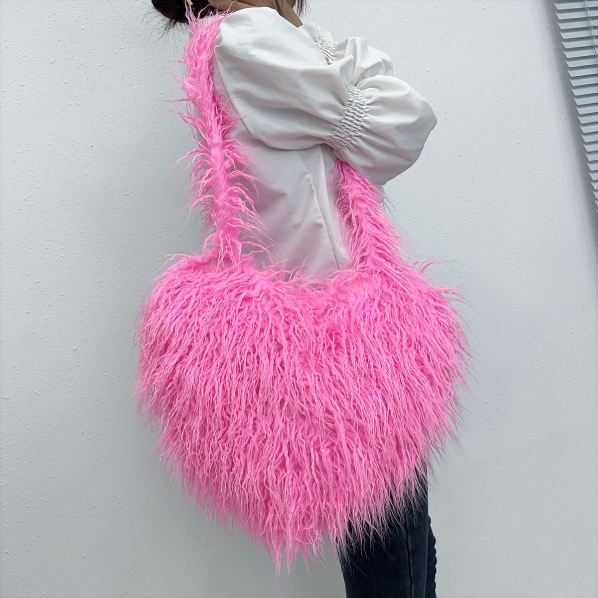 Evening Fur Tote Bags For Women Cute Heart Plush Ladies Big Crossbody Bag Shaped ShoulderBag Female Handbags Clutch Messenger Purse 230824 zhanyisheng