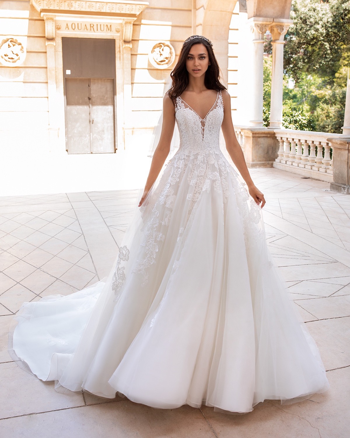 Elegant Lace A Line Wedding Dress V Neck Appliqued White Bridal Gowns Beaded Custom Made Vestidos de Novia