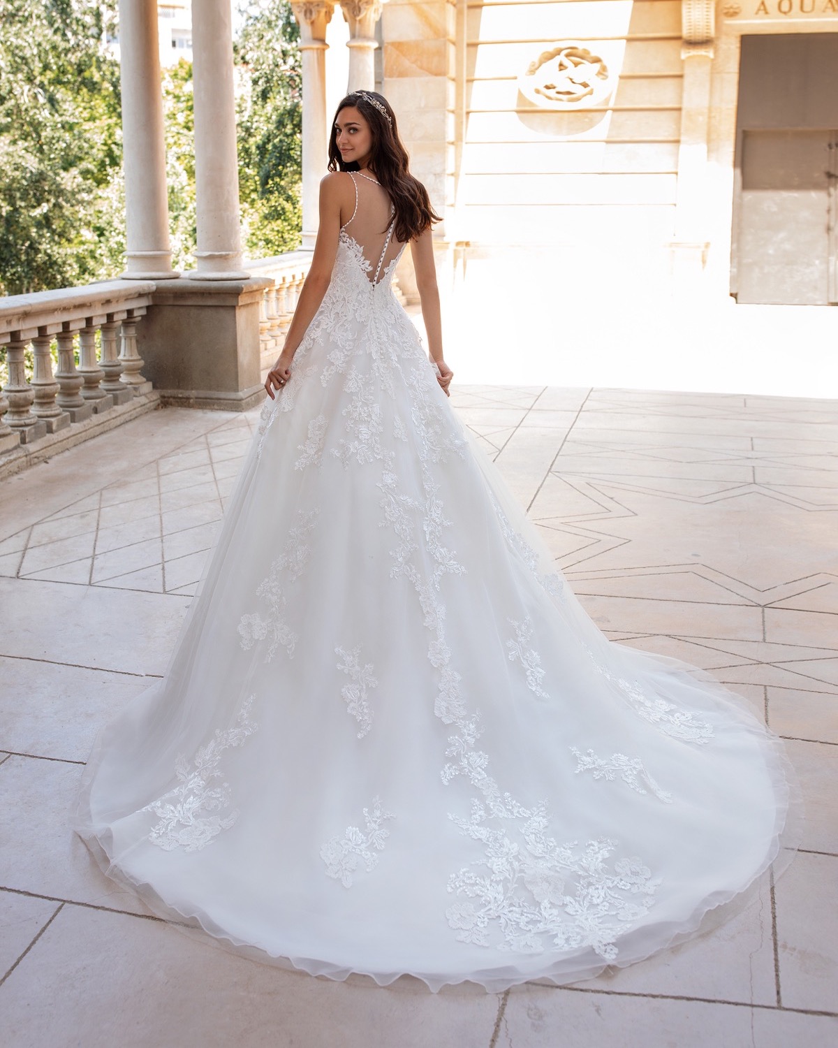 Elegant Lace A Line Wedding Dress V Neck Appliqued White Bridal Gowns Beaded Custom Made Vestidos de Novia