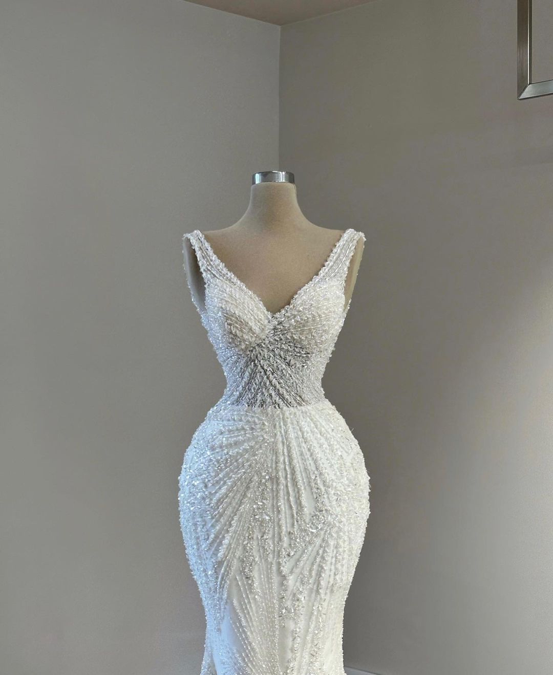 Sexy V-Neck Mermaid Wedding Dresses Strap Slim Fit Sweep Train Lace Appliques Bridal Gowns Formal Sleeveless Dress