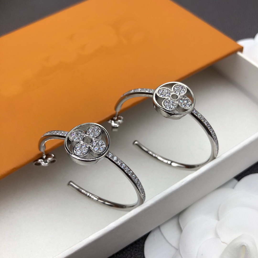 Color Designer Fashion Letter V Gold Hoop Earrings Lady Women Party Ear Studs Wedding Lovers Gift Engagement Jewelry He ce38