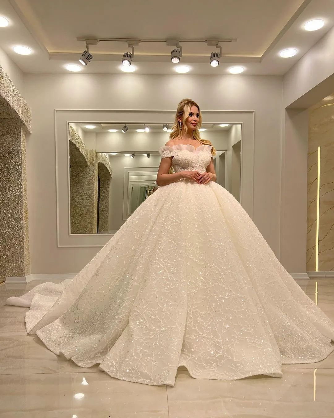 Luxury Ball Gown Wedding Dresses Off-Shoulder Flounce Neck Lace Sequins Bridal Gowns Illusion Backless Sweep Train Sleeveless Wedding Dress