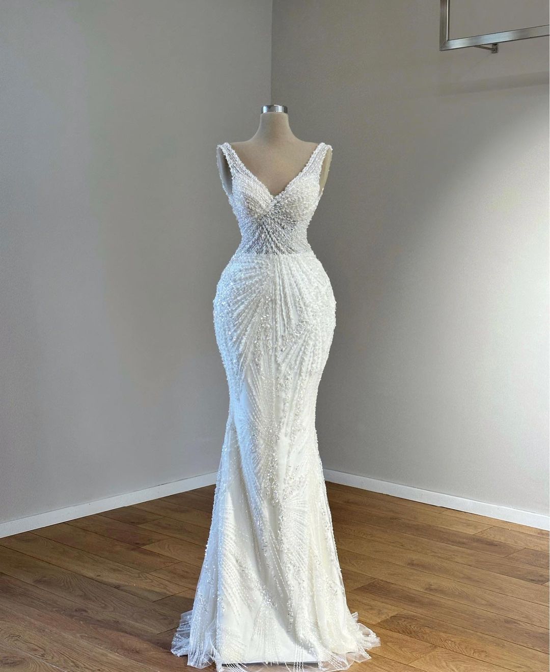 Sexy V-Neck Mermaid Wedding Dresses Strap Slim Fit Sweep Train Lace Appliques Bridal Gowns Formal Sleeveless Dress